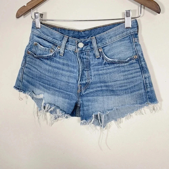 LEVI'S x ARITZIA 501 RAW HEM SHORT IN MEDIUM WASH - Picture 4 of 13